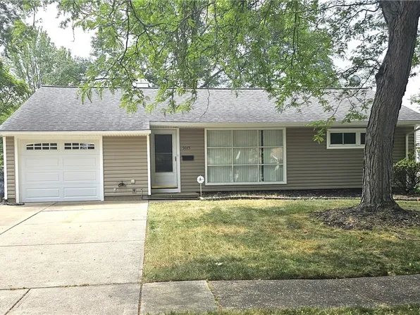 9075 Newkirk Dr, Parma Heights, OH 44130