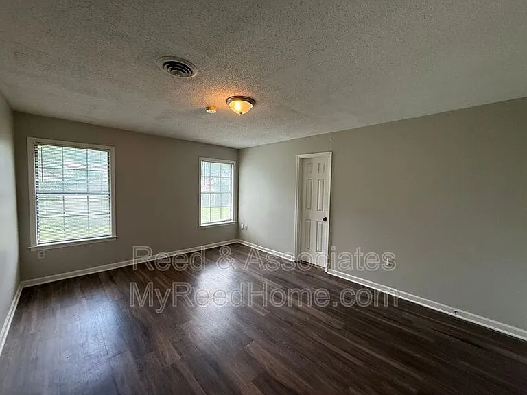 4811 Barkshire Dr — Photo 4