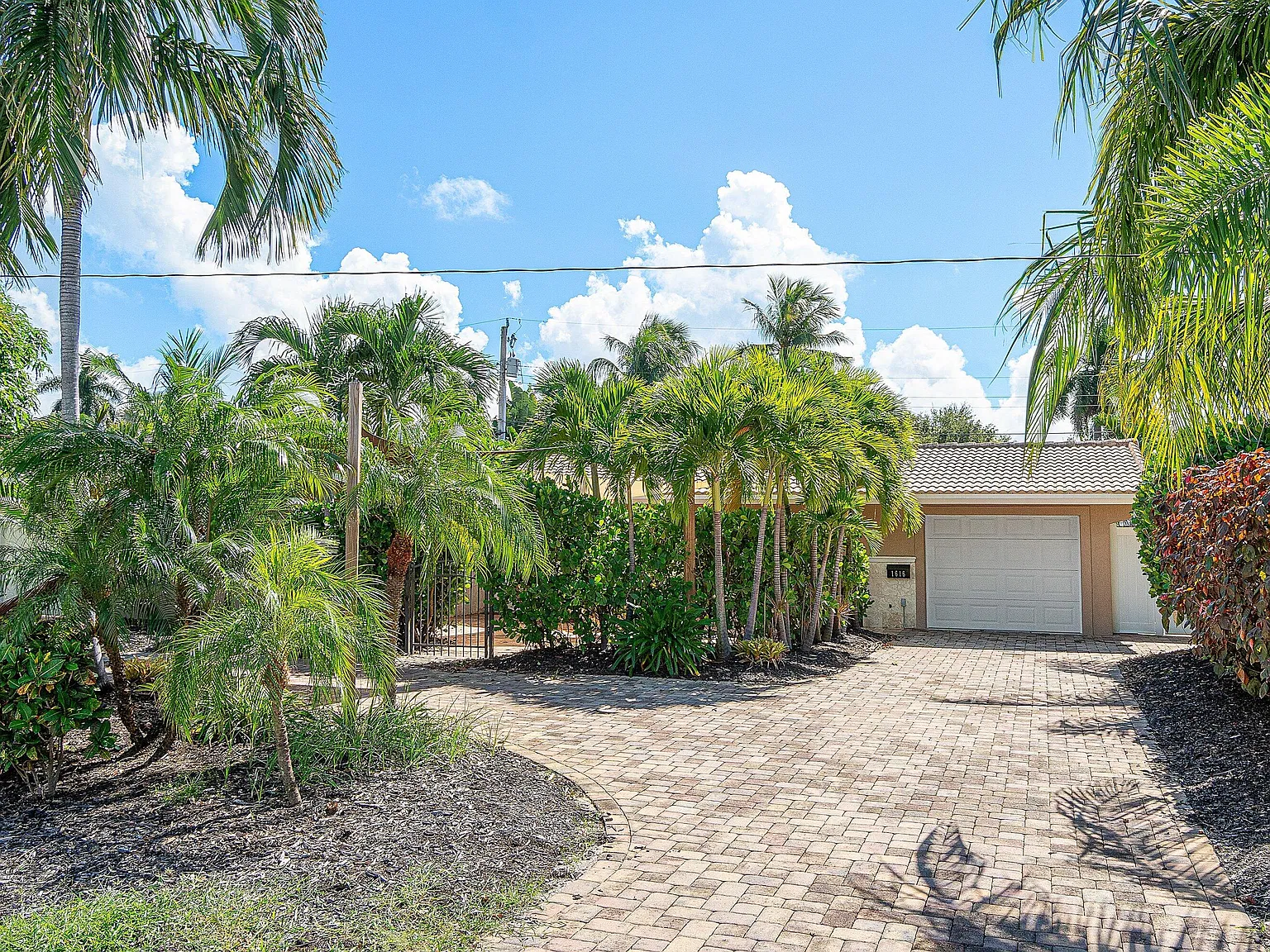 3 bed, 3.0 bath, 1840 sqft, $12,500 — Photo 3