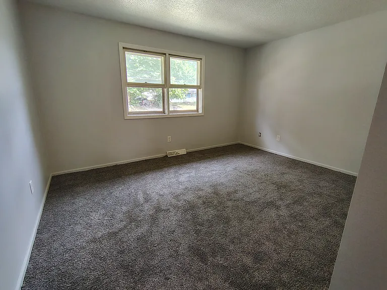 Large Master Bedroom
Enough room for King Bed with dressers and still not cramped.