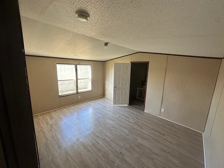 1687 Interstate Highway 35 N — Photo 3