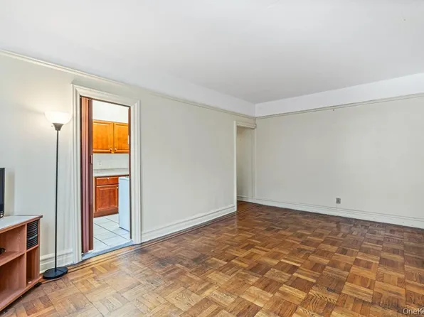 155-17 Sanford Avenue image 10 of 17