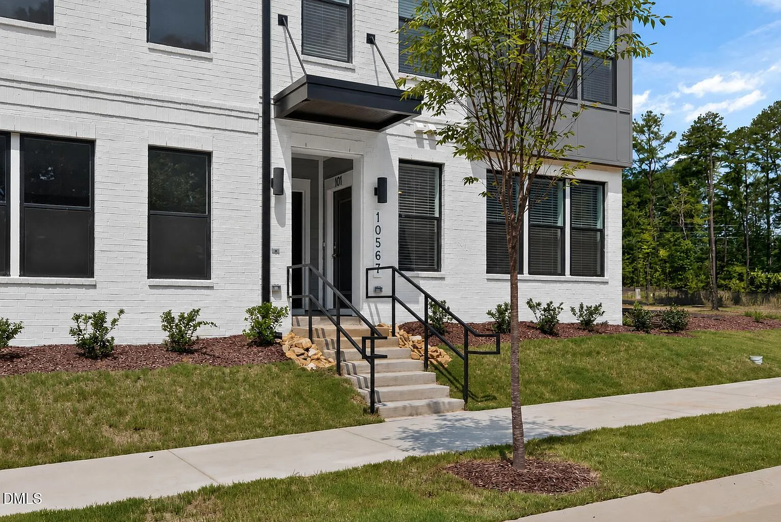 3 bed, 2.5 bath, 1576 sqft, $2,100 — Photo 1