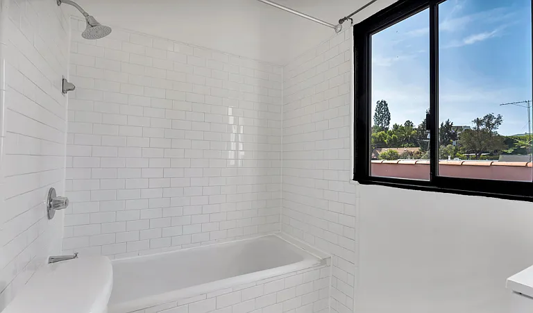 2270 N Beachwood Dr #21 — Photo 12