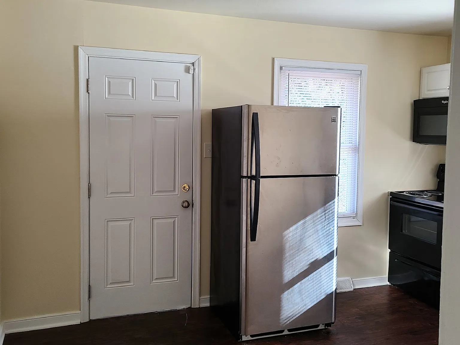 3 bed, 1.0 bath, 1040 sqft, $1,670 — Photo 3