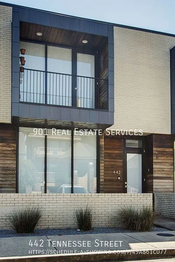 Modern Townhouse Downtown — Photo 1