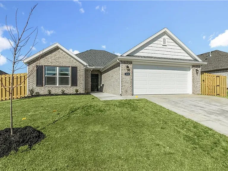 460 Willow Dr — Photo 1