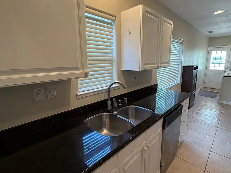 3117 Freeport Blvd — Photo 28