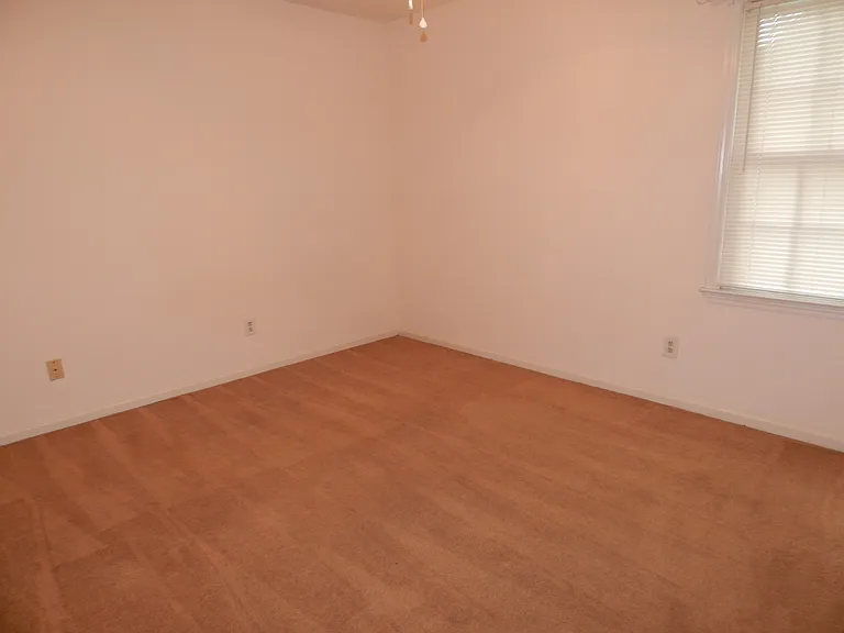 738 E Coventry Ln — Photo 7
