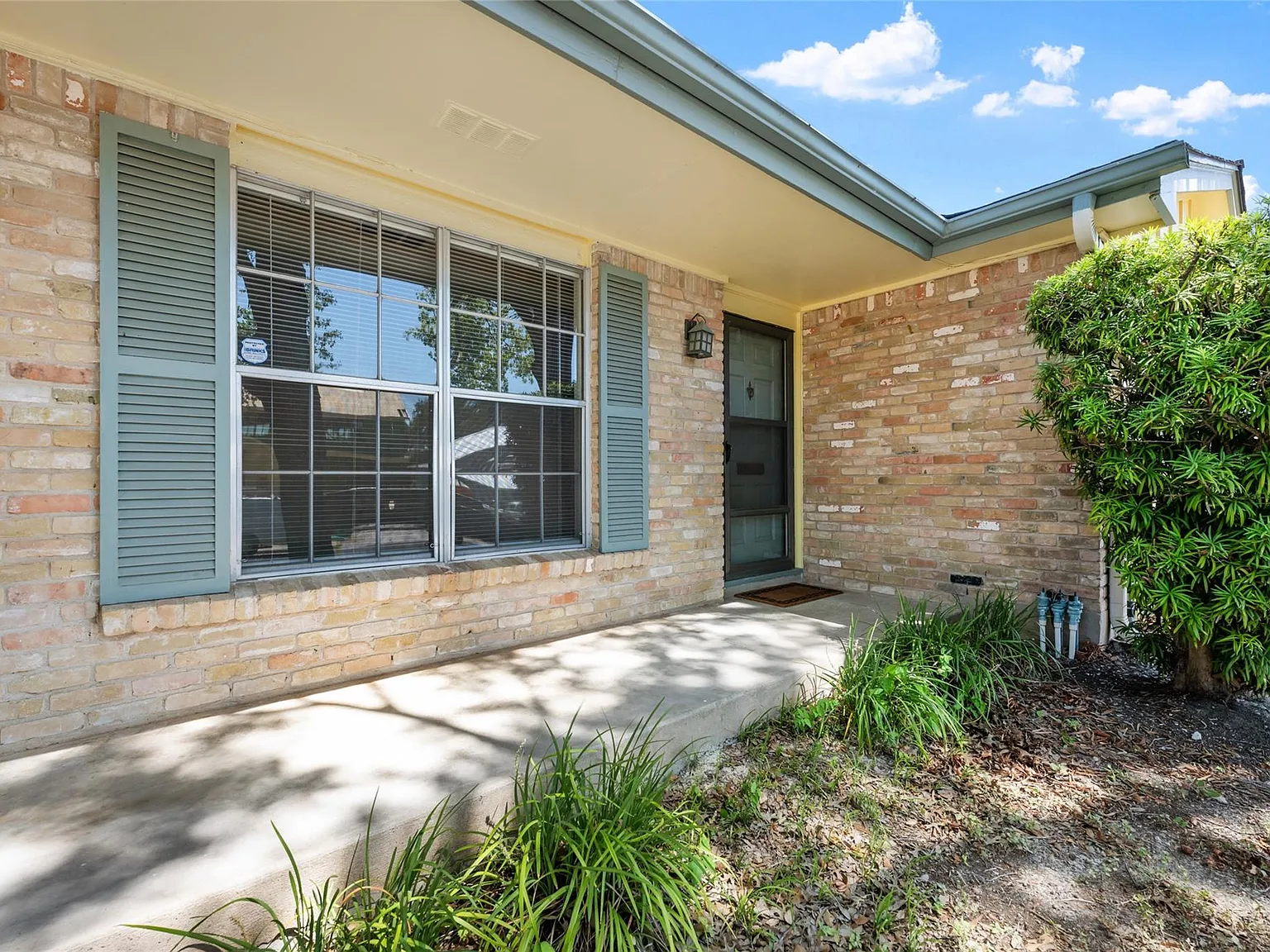 3 bed, 2.0 bath, 1572 sqft, $2,600 — Photo 3