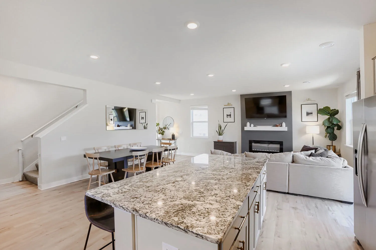 4 bed, 2.5 bath, 2179 sqft, $3,400 — Photo 3