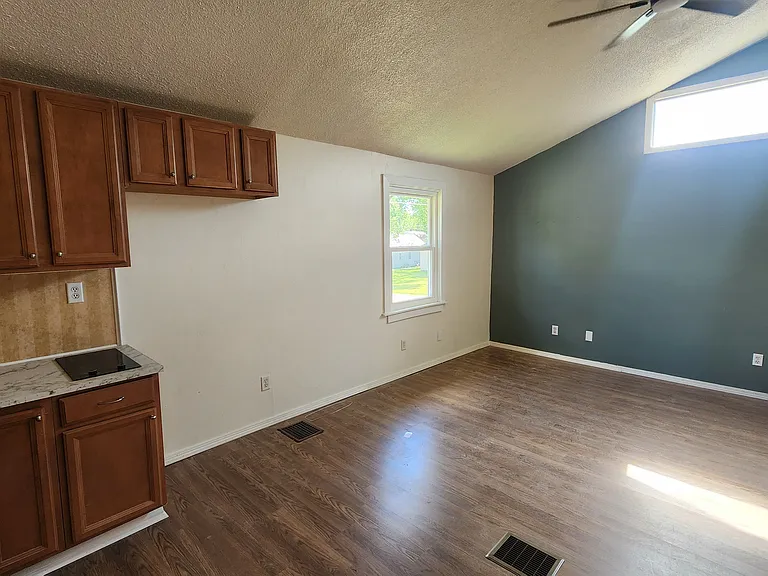 2101 N Ball Ave — Photo 13