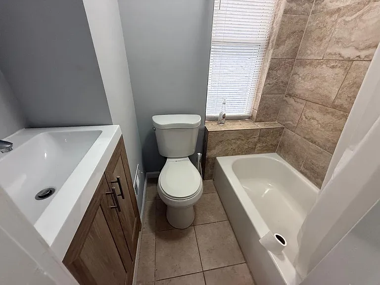 1324 W Victoria St — Photo 6