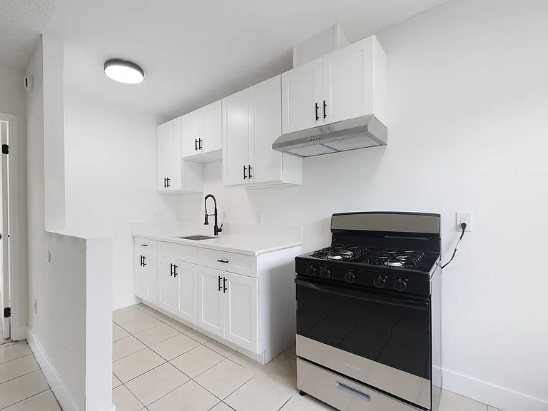 14700 Strathern St #17A — Photo 2