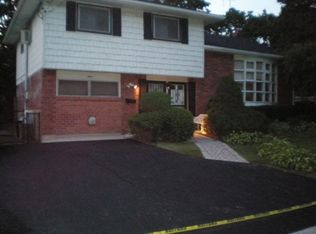 9 Linda Dr, Massapequa Park, NY 11762