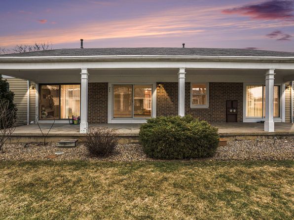 949 Village Ln, Jenison, MI 49428