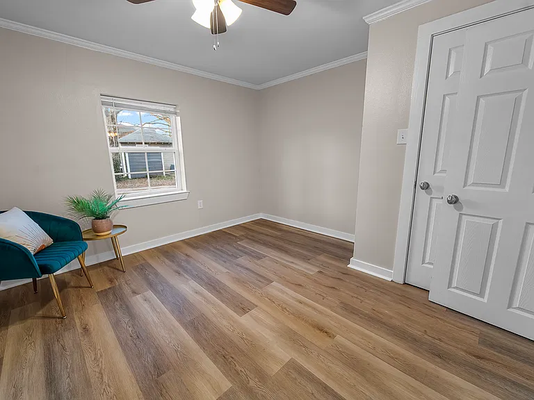 510 Hogg St — Photo 9