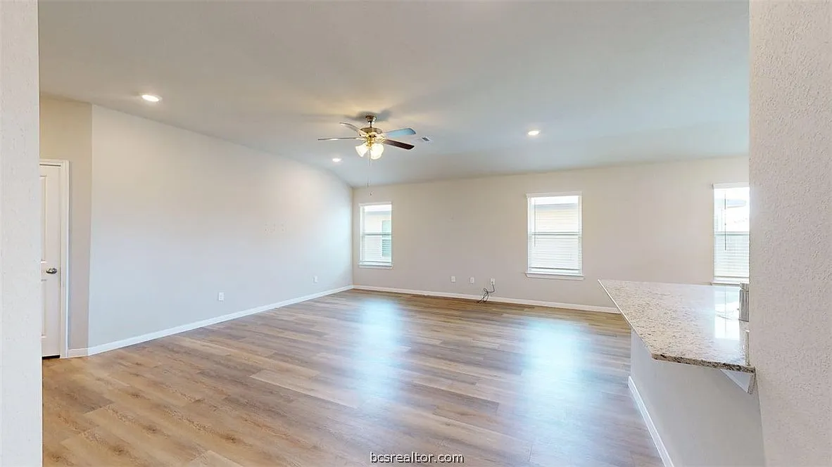 3 bed, 2.0 bath, 1585 sqft, $2,100 — Photo 3
