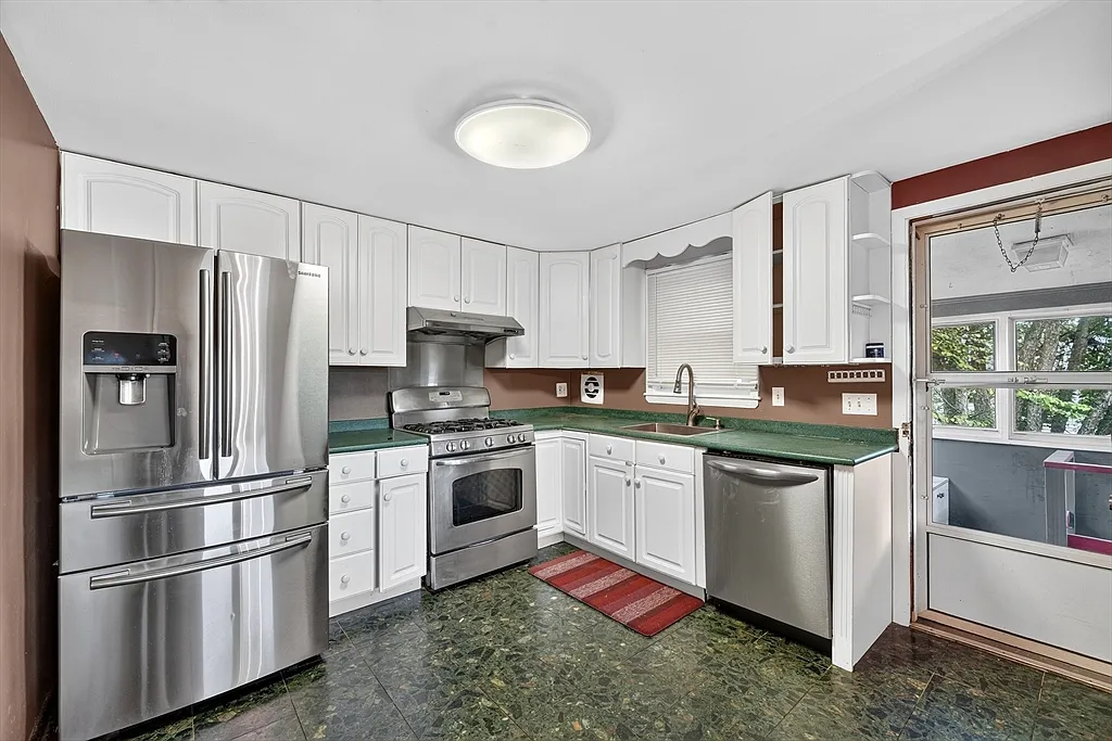 3 bed, 1.0 bath, 1200 sqft, $2,900 — Photo 1