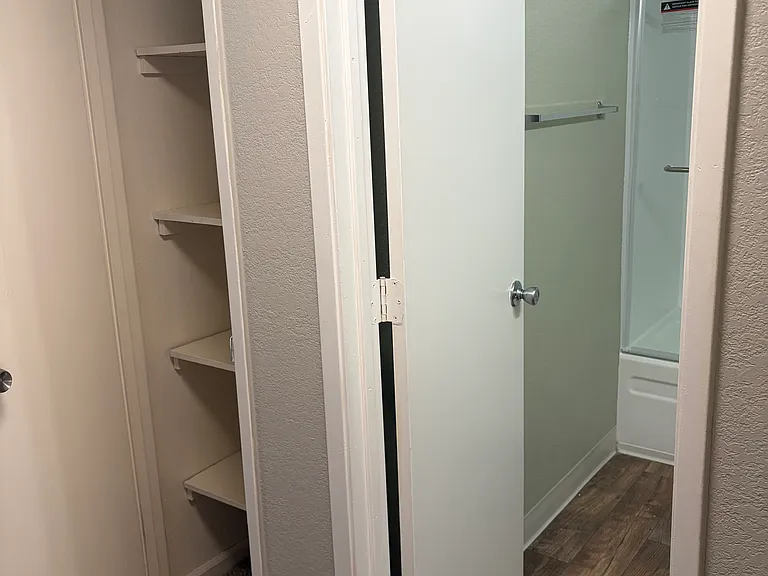 Lincoln Village Apartments — Photo 9