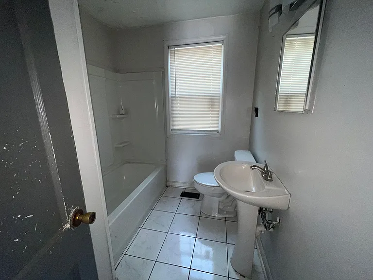 405 26th St E — Photo 8