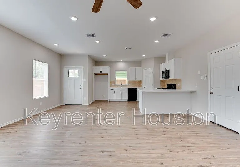 8202 Homewood Ln #E — Photo 17