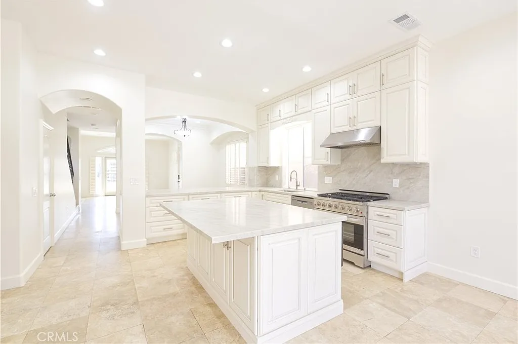 3 bed, 2.5 bath, 2425 sqft, $7,000 — Photo 4