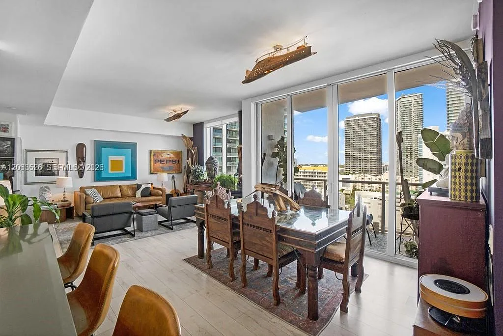 The Crimson Condo — Photo 2