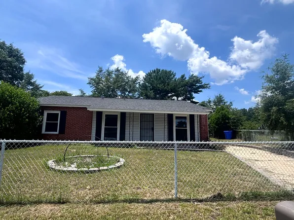 5523 Livingston Dr, Fayetteville, NC 28311