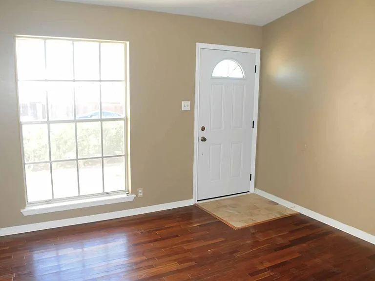 8522 Bradford Dr — Photo 2