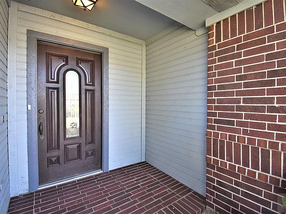 4th image of 504 Valley Dr