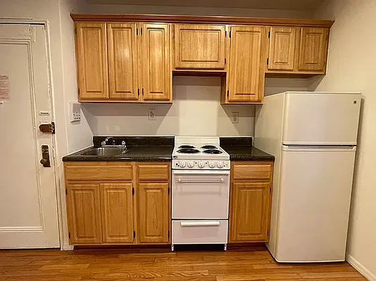 Rented by KNOCKKNOCK LLC | media 18