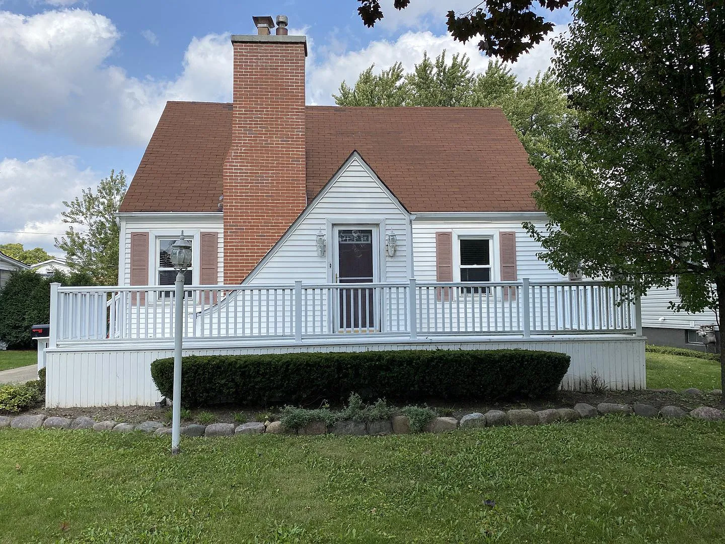 1038 Woodlawn Ave photo 1