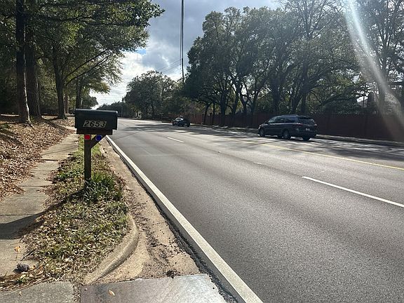 4th image of 2653 Hillcrest Rd