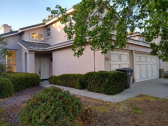 Street view of cul-de-sac property