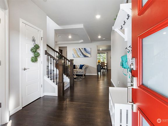 Open entry with upgraded front door, good size closet and laminate wood floor.>