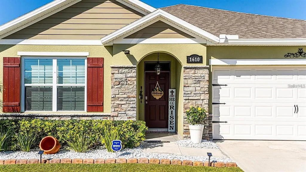 3 bed, 2.0 bath, 1672 sqft, $2,399 — Photo 2