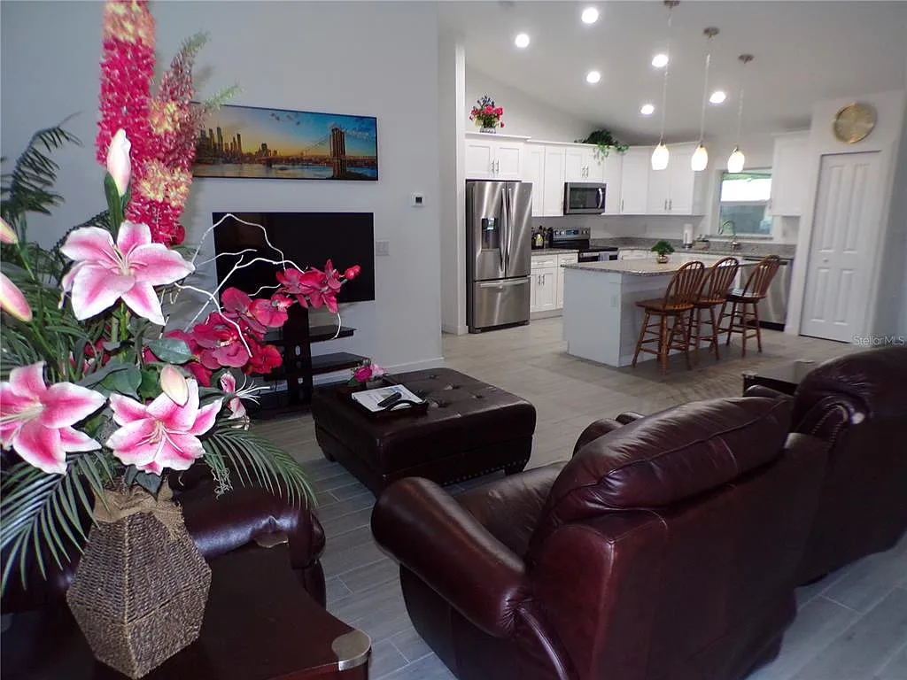 3 bed, 2.0 bath, 1459 sqft, $2,400 — Photo 2