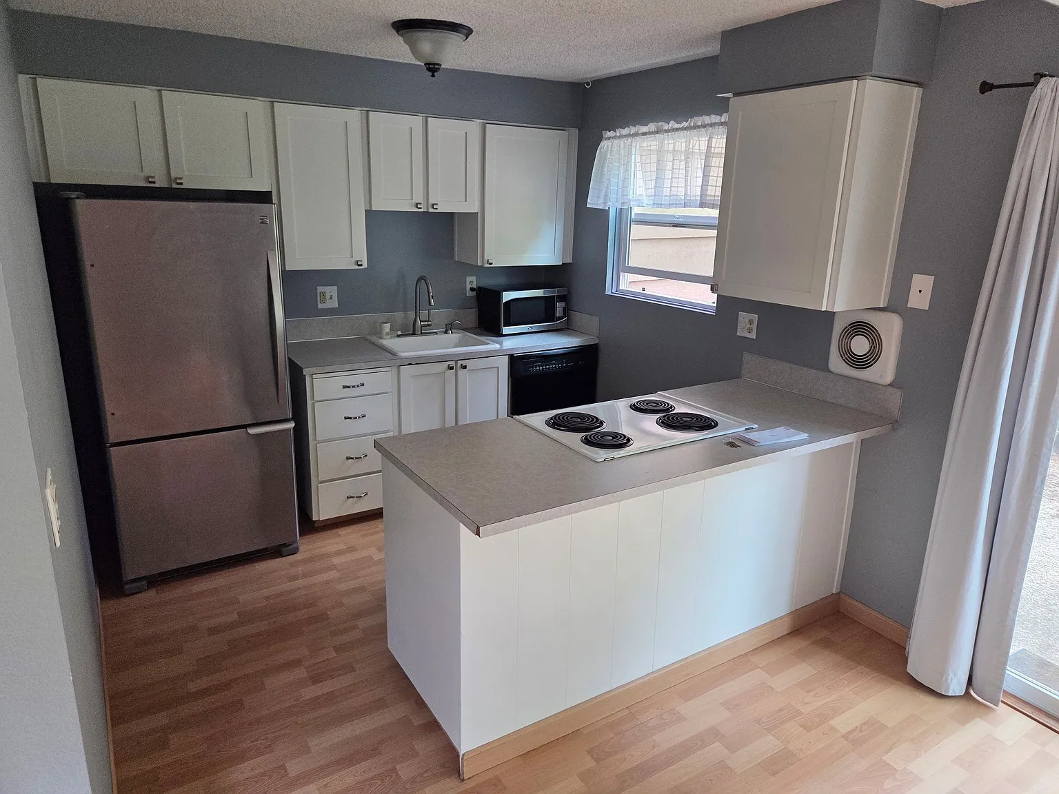 2 bed, 1.5 bath, 864 sqft, $1,750 — Photo 2
