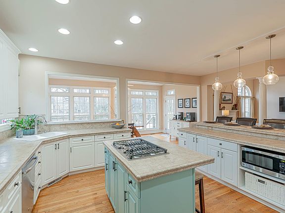 4th image of 10 Golden Oak Ct