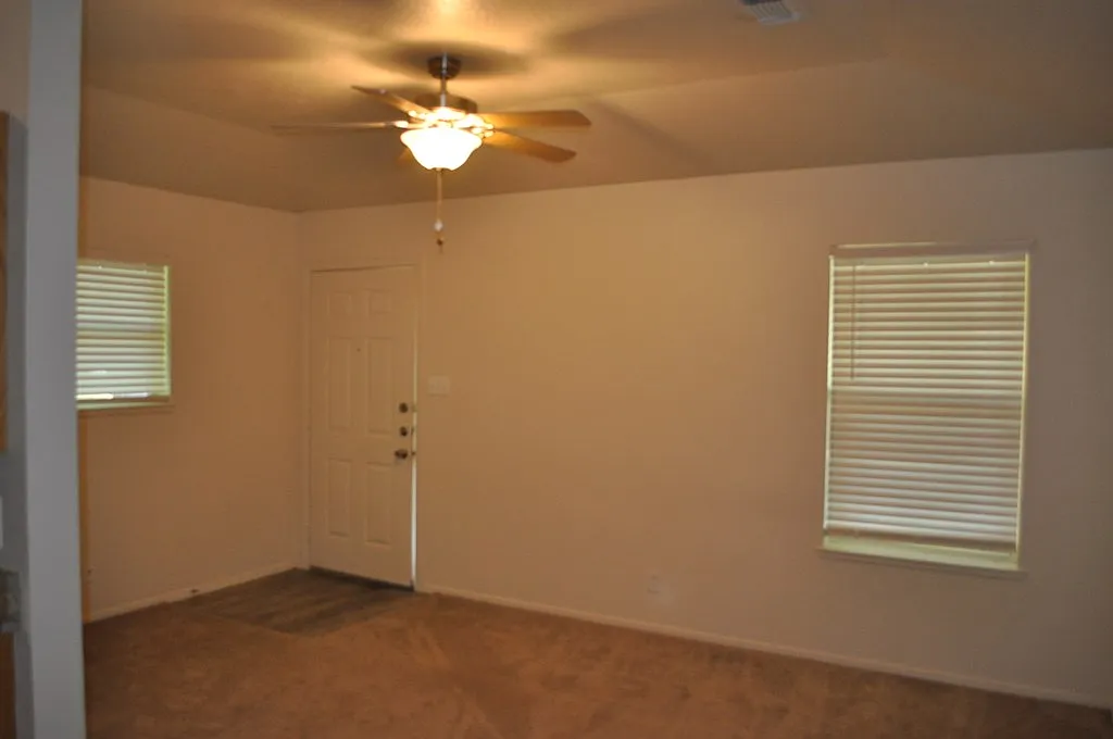 1 bed, 850 sqft, $1,150 — Photo 3