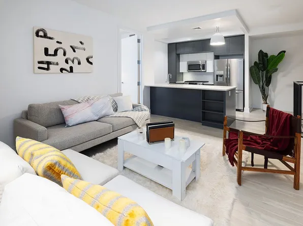 416 W 52nd St #Townhouse 213, New York, NY 10019