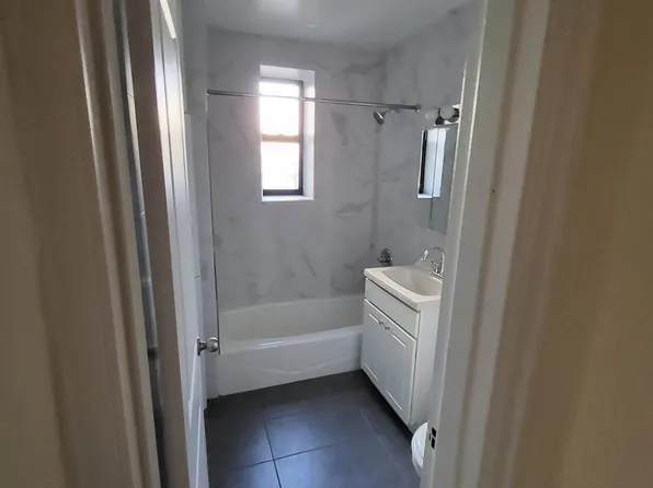 67-17 Cloverdale Boulevard image 3 of 6