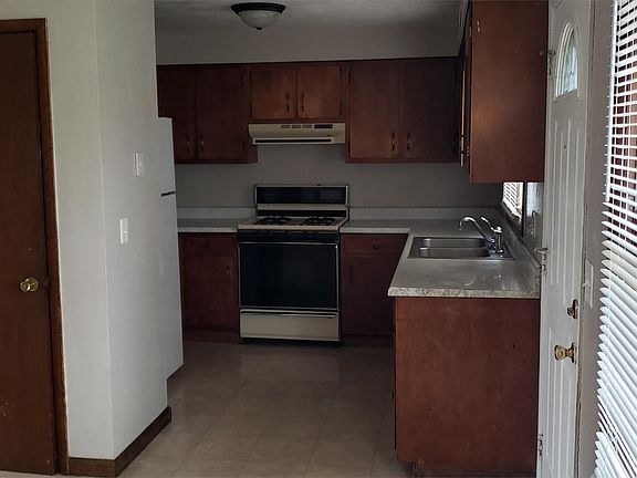 4th image of 421 Hosmer St
