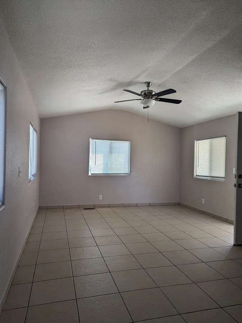 2 Bedroom, 1 Bath Mobile Home in Bullhead City — Photo 2