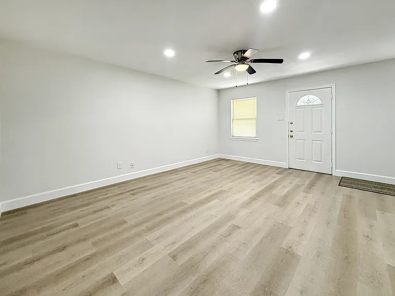 1016 E Walker St — Photo 16