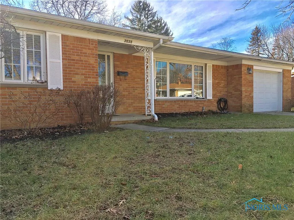 3035 Pinehurst Dr photo 1