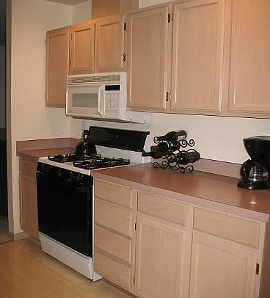 4th image of 224 NW Clay Ct