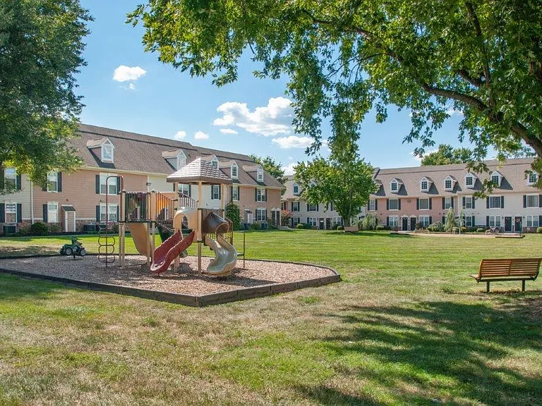 Montgomery Manor Apartments & Townhomes — Photo 21