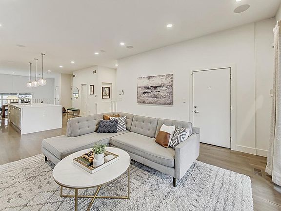 4th image of 900 N Hoyne Ave #1S